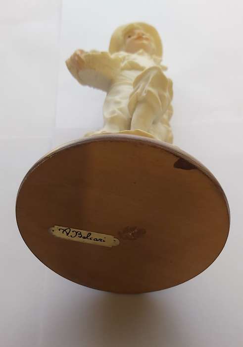 CAPODIMONTE FIGURINES - Set of 2 Beautiful "BOY & GIRL" 1985 signed AURO BELCARI Polystone Fgures
