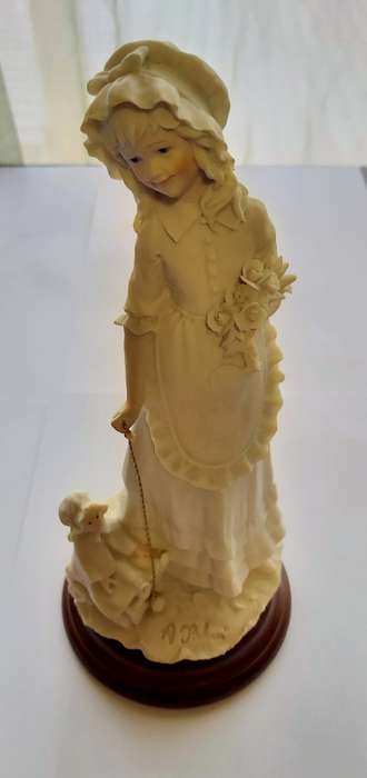 CAPODIMONTE FIGURINES - Set of 2 Beautiful "BOY & GIRL" 1985 signed AURO BELCARI Polystone Fgures