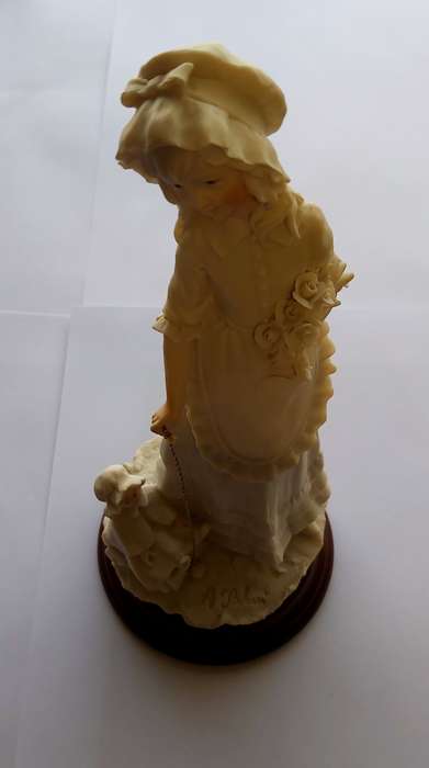 CAPODIMONTE FIGURINES - Set of 2 Beautiful "BOY & GIRL" 1985 signed AURO BELCARI Polystone Fgures