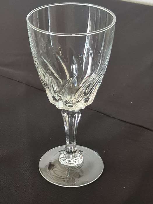 x5 Lumenarc Red wine glasses