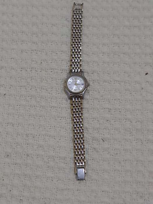 Ladies Hallmark Quartz watch with date at 3