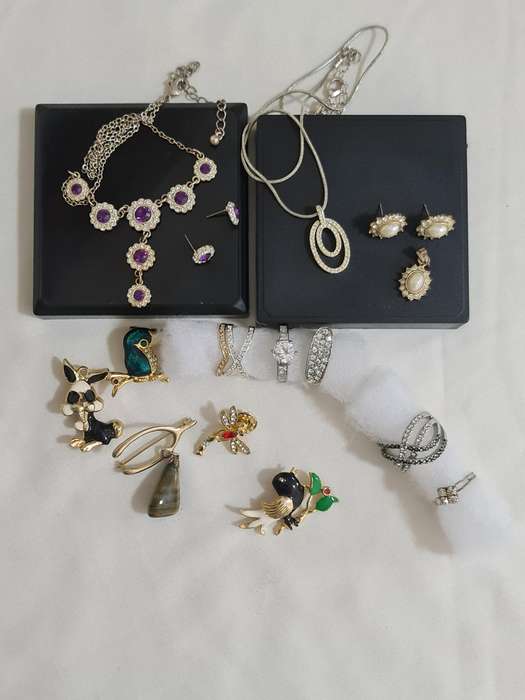 Mixed Vintage Jewelry. Brooches, rings, earrings, necklaces.