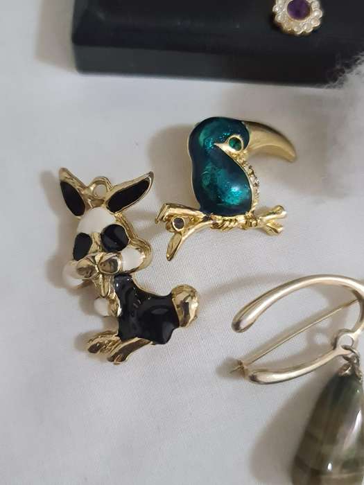 Mixed Vintage Jewelry. Brooches, rings, earrings, necklaces.