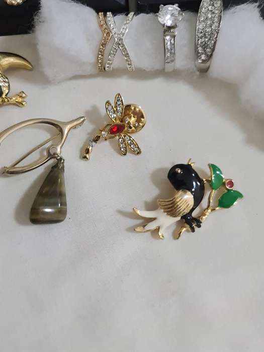 Mixed Vintage Jewelry. Brooches, rings, earrings, necklaces.