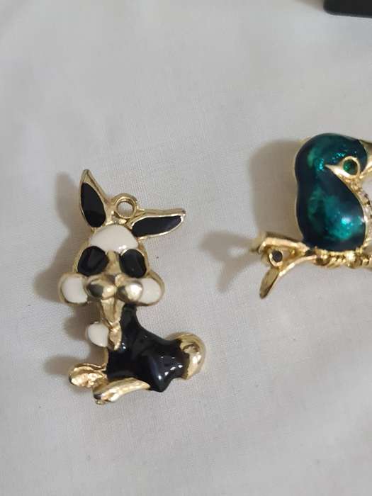 Mixed Vintage Jewelry. Brooches, rings, earrings, necklaces.
