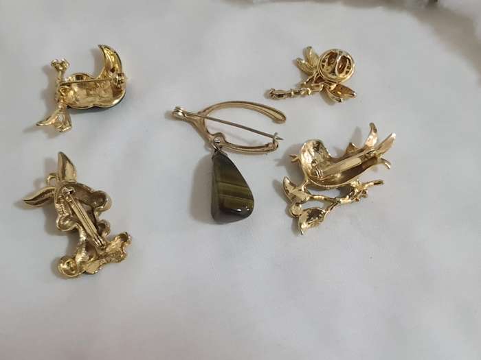 Mixed Vintage Jewelry. Brooches, rings, earrings, necklaces.