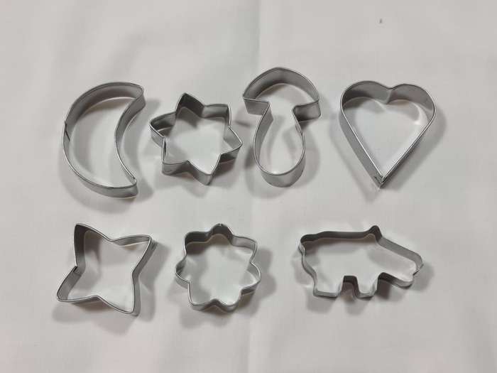 X6 Vintage sandwich/cookie cutters
