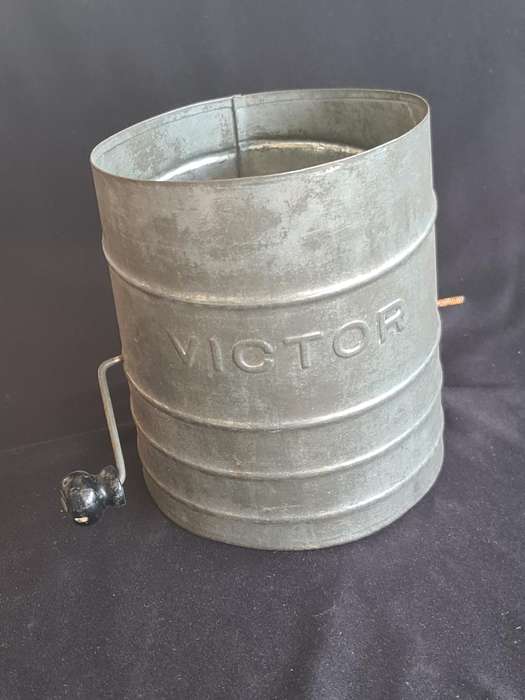 Vintage Victor 5 cups sift
