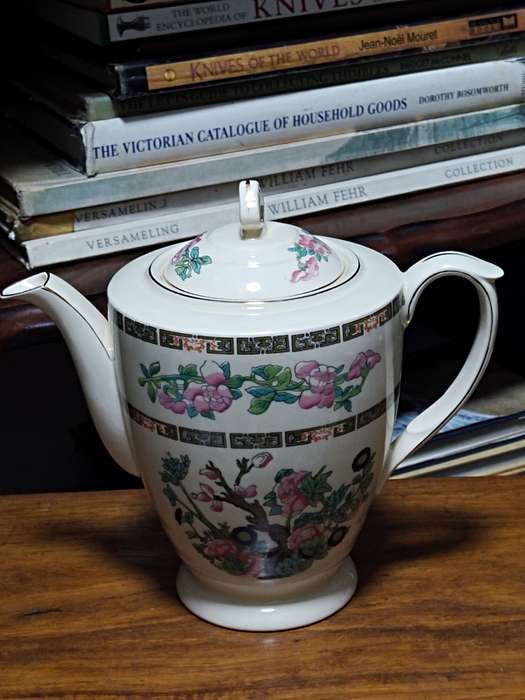New Hall Hanley, Staffordshire England hot water pot