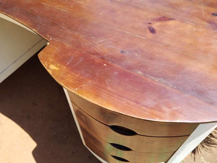 Kidney shape desk with 6 drawers