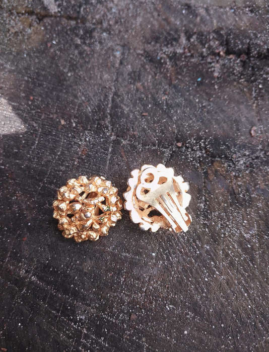 Vintage clip on earrings - gold toned