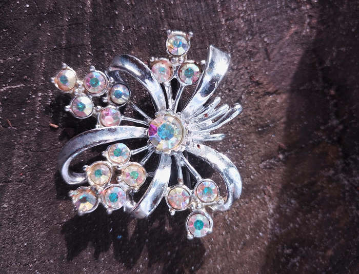 Vitage brooch - flower patern
