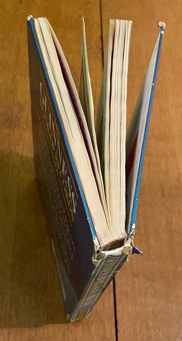THE GUINNESS BOOK OR RECORDS - 1986 - USED with wear & tear.