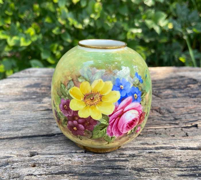 Royal Worcester Bulbous Vase - England - Roses Flower Floral - John Freeman 1935 - 2491