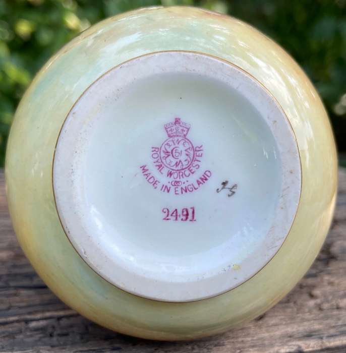 Royal Worcester Bulbous Vase - England - Roses Flower Floral - John Freeman 1935 - 2491