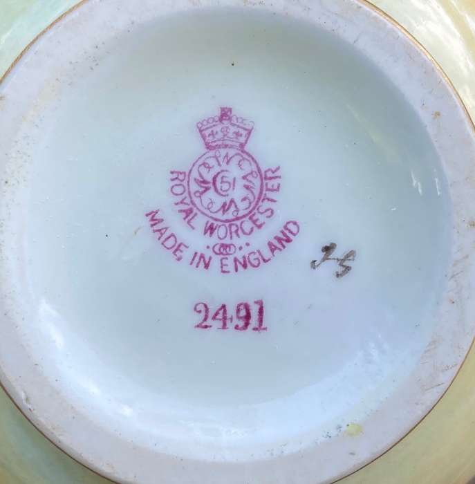Royal Worcester Bulbous Vase - England - Roses Flower Floral - John Freeman 1935 - 2491