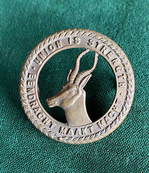 UNIVERSAL CAP BADGE-SMALL SIZE-WORN WW1-2 LUGS