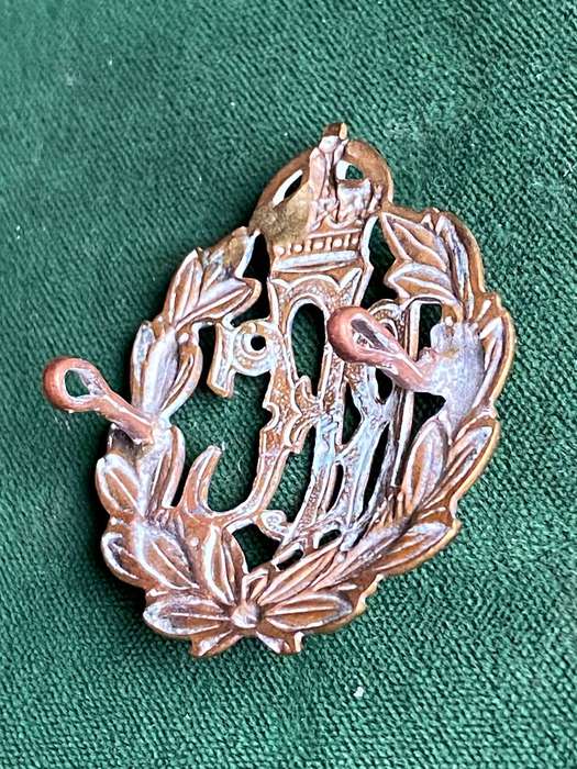 ROYAL FLYING CORPS GILDING METAL CAP BADGE-WORN BY 26 SA SQUADRON 1915-1918-LUGS INTACT