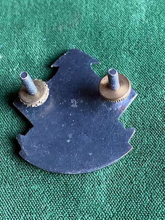 QUARTER MASTER GENERAL HQ CAP BADGE-APPROVED IN 1986- 2X SCREW LUGS