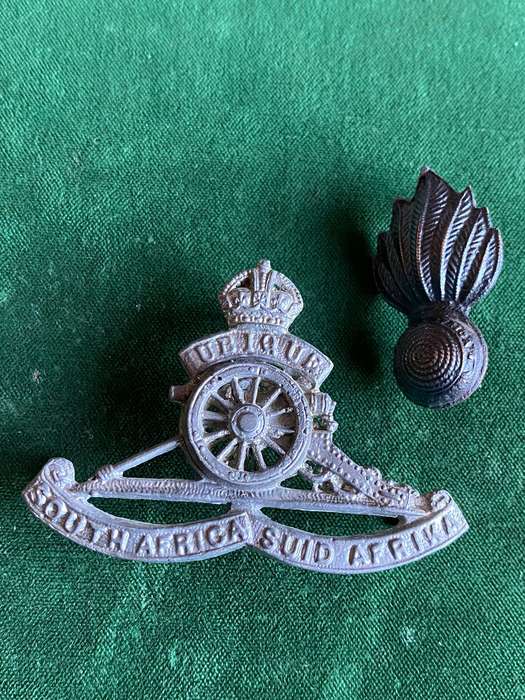 SA ARTILLERY DOUBLE WHEEL WW2-CAST ARTILLERY CAP BADGE WITH ONE COLLAR-LUGS COMPLETE