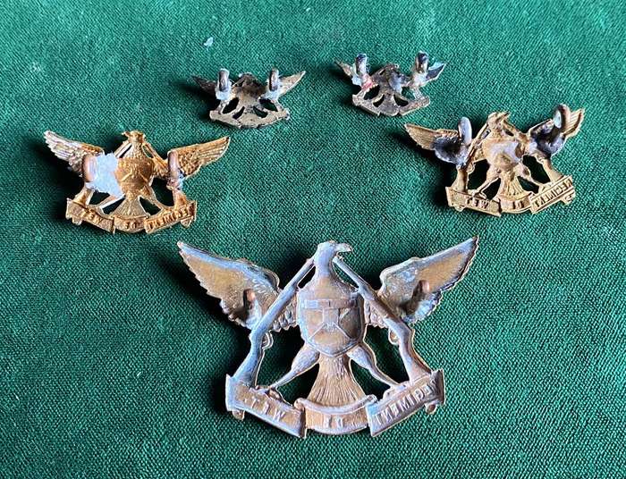 REGIMENT DE WET GILDING METAL CAP,COLLARS AND MESS DRESS COLLARS-WORN 1935-1966-ALL LUGS INTACT