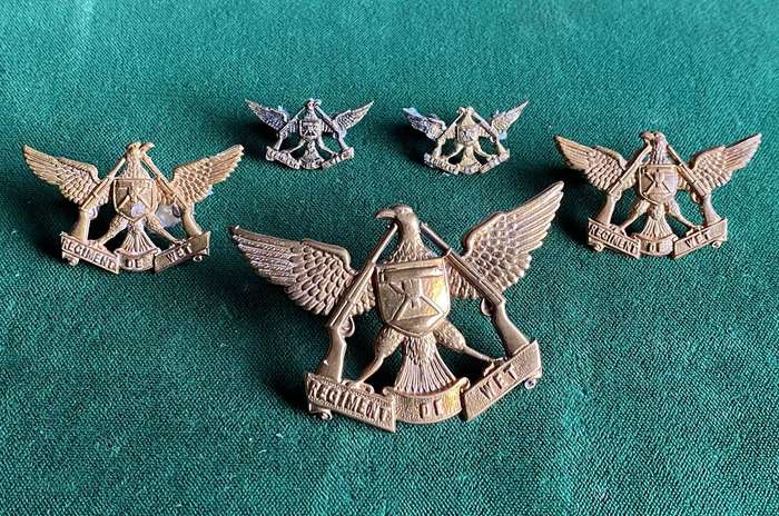 REGIMENT DE WET GILDING METAL CAP,COLLARS AND MESS DRESS COLLARS-WORN 1935-1966-ALL LUGS INTACT