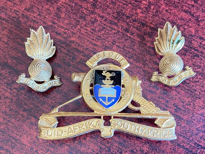 UNIVERSITY CAPE TOWN REGT.(ARTILLERY UNIT )GILDING METAL CAP AND COLLARS-WORN POST 1963-LUGS + PINS