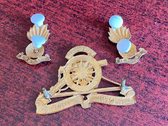 REGT. POTCHEFSTROOM UNIVERSITY (ARTILLERY SECTION)GILDING METAL CAP AND COLLARS-WORN POST 1963-LUGS