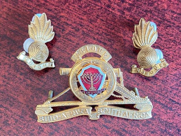 REGT. POTCHEFSTROOM UNIVERSITY (ARTILLERY SECTION)GILDING METAL CAP AND COLLARS-WORN POST 1963-LUGS