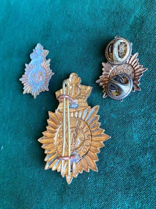 CAPE TOWN RIFLES BRASS CAP AND COLLARS-WORN 1964-1970'S-LUGS + PINS INTACT