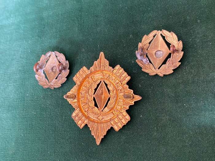 KIMBERLEY REGIMENT BRASS CAP AND BI/METAL COLLARS-WORN FROM 1922-LUGS COMPLETE