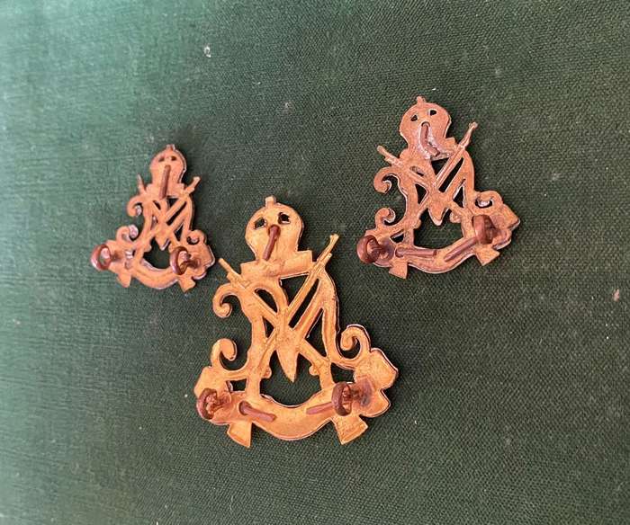 ROYAL NATAL CARBINEERS BI/METAL CAP AND COLLARS-WORN 1936-1964-LUGS INTACT