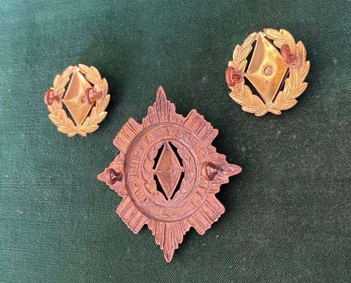 KIMBERLEY REGIMENT BRASS CAP AND BI/METAL COLLARS-WORN FROM 1922- LUGS INTACT