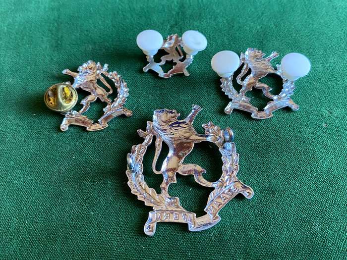 REGIMENT HOëVELD,CHROME CAP,COLLARS AND ONE MESS DRESS COLLAR-WORN POST 1976-LUGS+PINS INTACT
