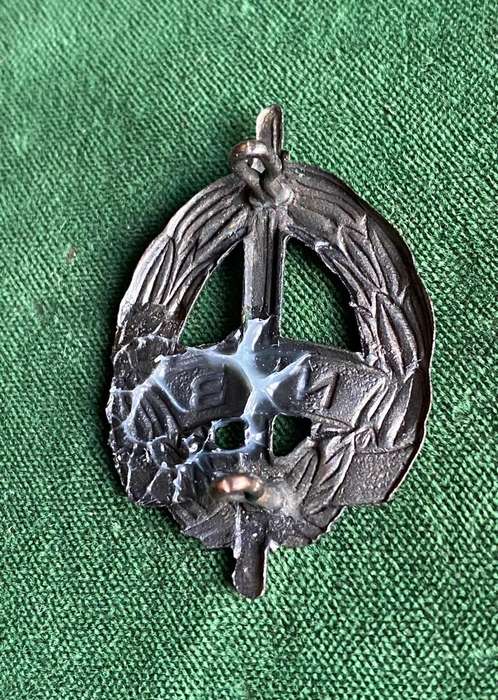 NATIONAL VOLUNTEER BRIGADE-BLACK CAP BADGE-WORN 1940-42- 2 LUGS