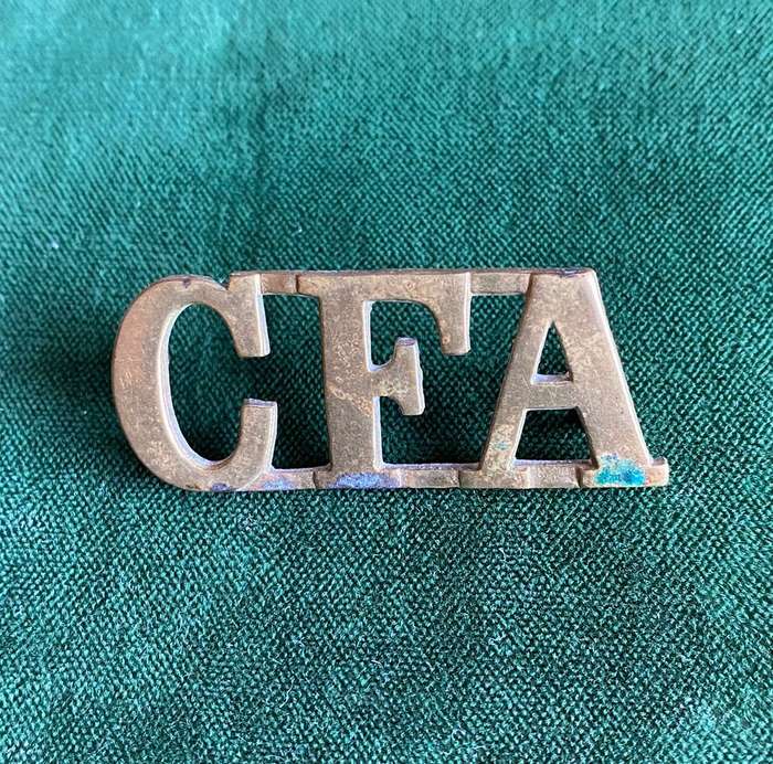 CAPE FIELD ARTILLERY,BRASS TITLE- 2 LUGS-WORN ROUND BOER WAR