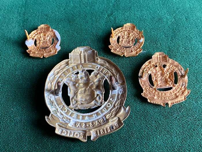 REPUBLIC OF SOUTH AFRICA RAILWAY POLICE CAP,ONE COLLARS AND 2 MESS DRESS COLLARS-ONE PIN MISSING