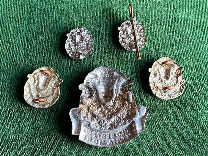 REGIMENT GROOT KAROO WHITE METAL CAP,COLLARS AND MESS DRESS COLLARS-WORN POST 1964-LUGS INTACT