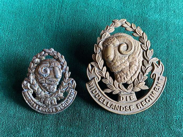 DIE MIDDELLANDSE REGIMENT BRASS CAP AND ONE COLLAR-WORN 1935-1957-LUGS COMPLETE