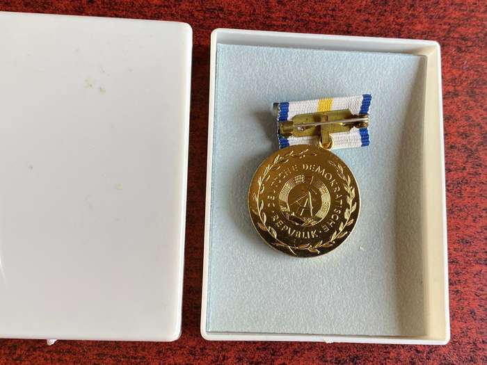 EAST GERMAN MEDAL FOR FAITH FUL SERVICE IN THE HEALTH AND SOCIAL SERVICES-INSTITUTED 1973-GOLD