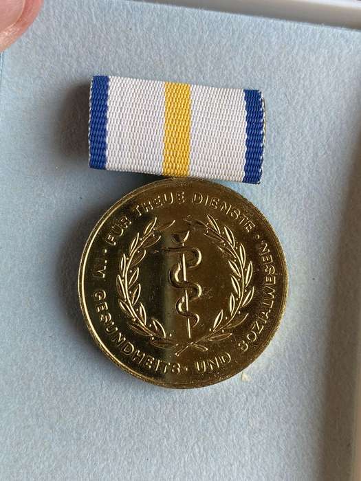 EAST GERMAN MEDAL FOR FAITH FUL SERVICE IN THE HEALTH AND SOCIAL SERVICES-INSTITUTED 1973-GOLD