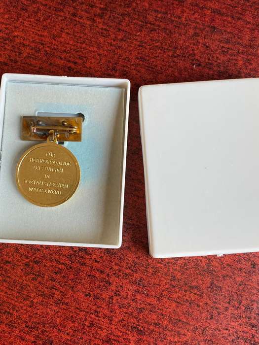 GOLD HONOR PIN FOR MERIT IN THE SOCIALIST EDUCATION PROGRAM-EAST GERMAN