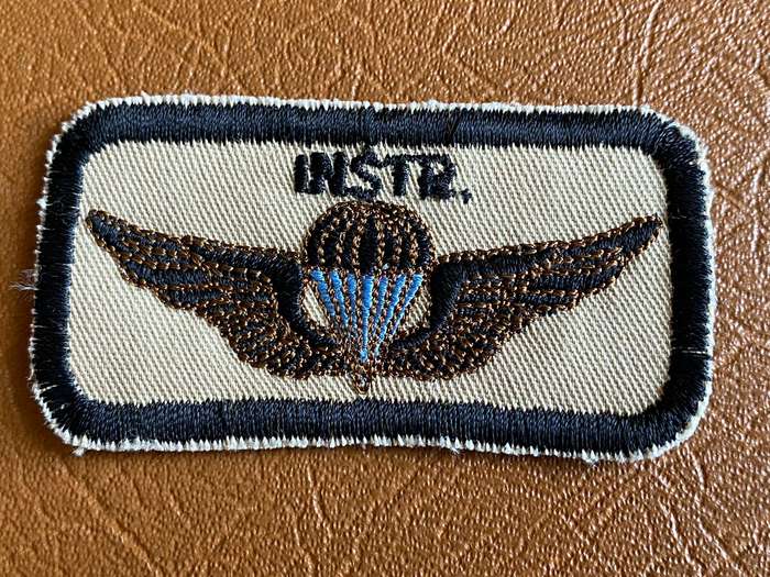 SWA PARACHUTE BATTALION INSTRUCTOR WING-LIGHT BROWN,BACKING VARIANT