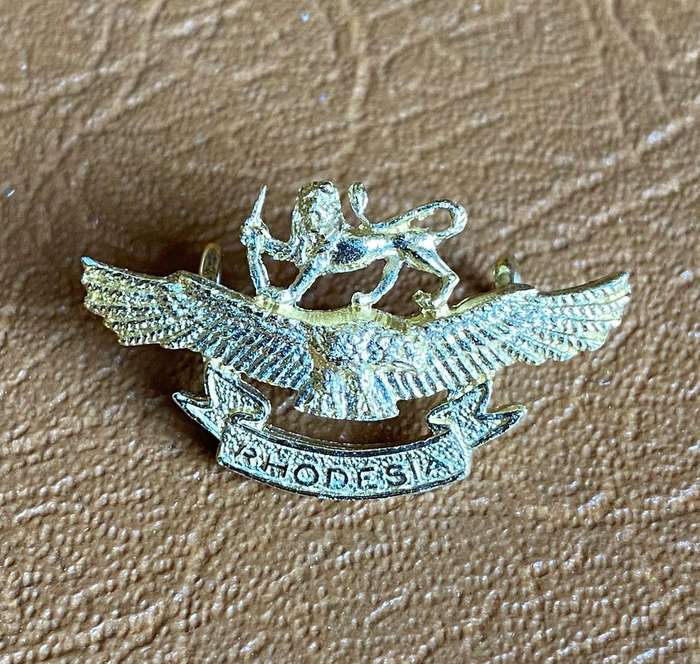 RHODESIAN AIR FORCE LADIES CAP BADGE-ANODISED 1970-80- 2 LUGS