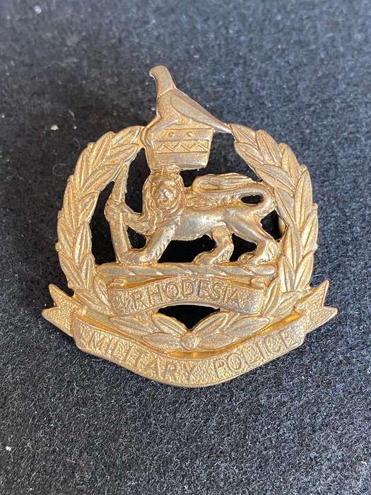 RHODESIA CORPS OF MILITARY POLICE BRASS CAP BADGE-WORN 1970-80- 2 LUGS