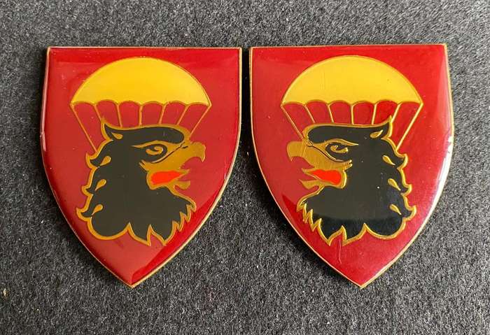 44 PARACHUTE BRIGADE HQ PAIR OF FLASHES - NO PINS