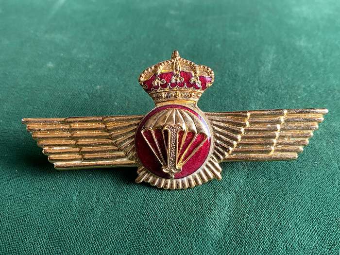 SPAIN PARABAT INSTRUCTORS BADGE-1977- 2 PINS