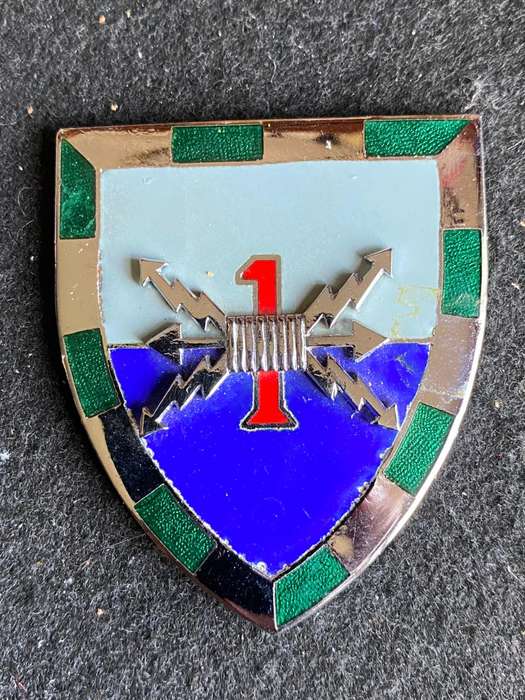 1 SIGNAL REGT. -ENAMEL,CHROME AND GREEN TYPE FLASH- 2ND ISSUE- NO PINS-OWEN NO F 434