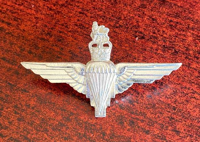 BRITISH PARACHUTE REGT. BERET BADGE- 2 LUGS