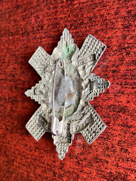 ROYAL HIGHLANDERS (BLACK WATCH) GLENGARY BADGE-QUEENS CROWN